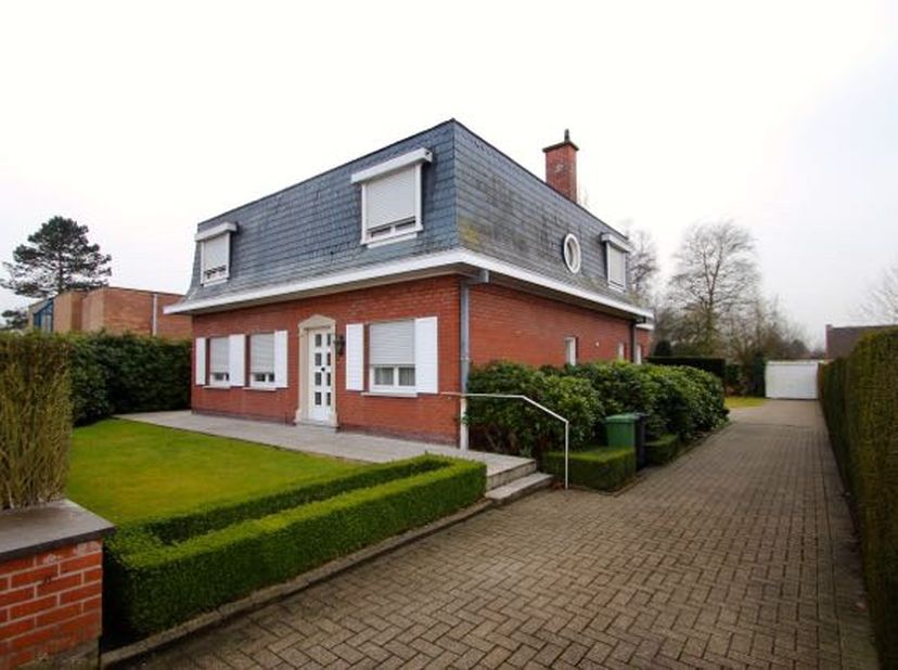 GEEN MAKELAARS&lt;br /&gt;
&lt;br /&gt;
Een ruime alleenstaande villa met Mansardedak (bouwjaar 1970), gelegen te Baarle-Drongen, vlak aan de op-en afritten (13)